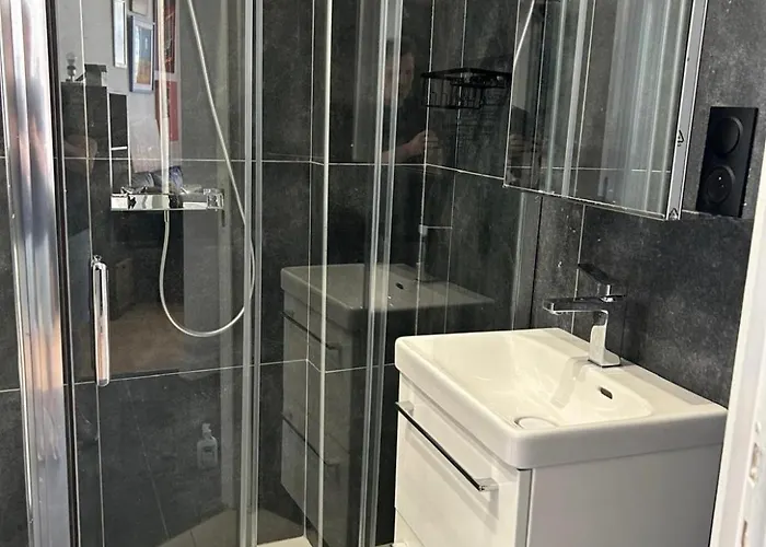 Bed & Breakfast Shared Flat In Liberation Nice